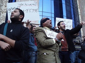 العمال ينهون اعتصامهم في مظاهرة حاشدة ومؤتمر صحفي بنقابة الصحفيين