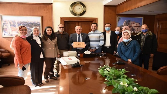 مديري الإدارات يقدمون التهنئة لمحافظ بور سعيد لاختياره أفضل محافظ عربي  

