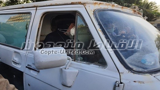  بالصور: أنبا ايلاريون يصر الجلوس فى سيارة جثمان قبطى الورديان ومسيرة بالتراتيل 

