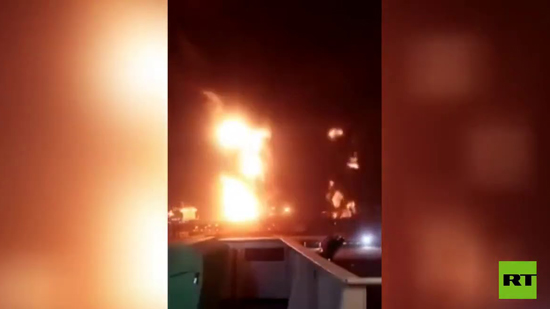فيديو .. حريق وانفجار بناقلة نفط في ميناء جدة 