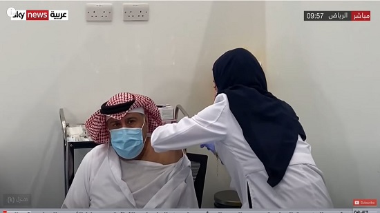 وزير الصحة السعودي يتلقى لقاح كورونا