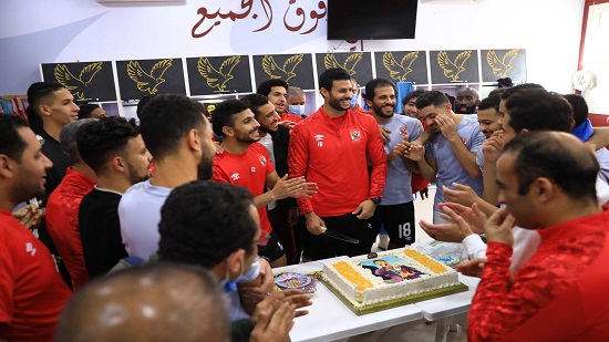 لاعبوا الأهلي يحتفلون بعيد ميلاد الشناوي
