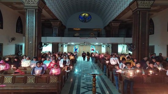  أطفال كنيسة صفط اللبن تقيم صلاة بالشموع بسبب كورونا 