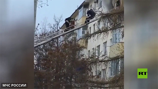 فيديو .. إنقاذ سيدة وطفلين من شقة محترقة بموسكو 