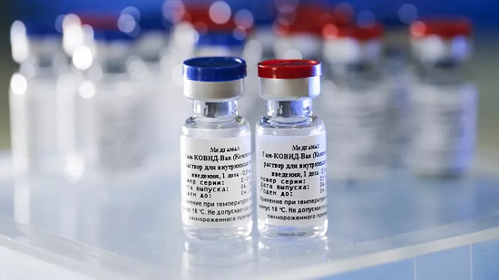 أول دولة تبدأ تطعيم سكانها باللقاح 