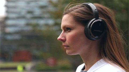  الفرق بين سماعات الرأس وسماعات الأذن