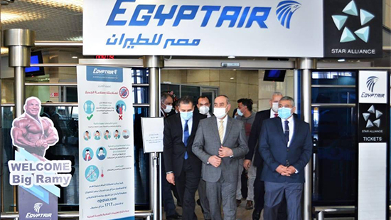 صور.. وزير الطيران يتفقد مطار القاهرة ويتابع استعدادات استضافة بطولة كأس العالم لكرة اليد