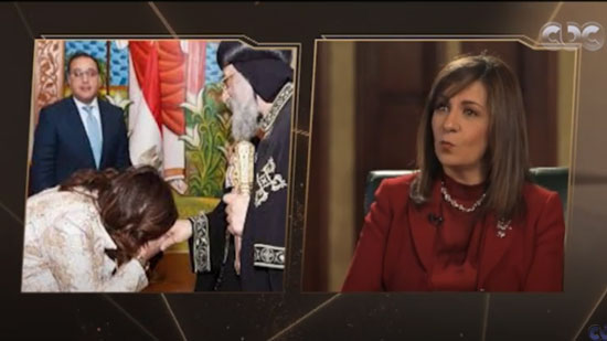 بالفيديو.. نبيلة مكرم تعلق على منتقدي تقبيلها يد البابا تواضروس