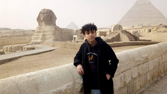 صور .. الطفل المصري صاحب لقب شخصية عام ٢٠٢٠ بالنمسا يزور منطقة آثار الهرم