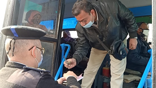 محافظ القاهرة يحرر محضرا لمحصل أتوبيس نقل عام لعدم ارتدائه الكمامة