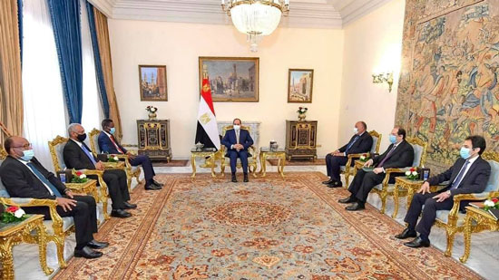 الرئيس السيسي يستقبل وفدًا سودانيًا ويؤكد أهمية الترابط التاريخي بين البلدين