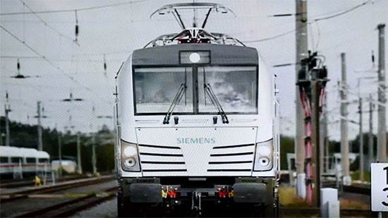 
توقيع مذكرة تفاهم لتنفيذ منظومة القطار الكهربائى السريع بين القومية للأنفاق وشركة سيمنز