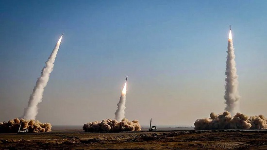 إيران تجري مناورات بصواريخ بعيدة المدى مضادة للسفن