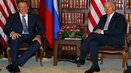سيرغي لافروف، وزير الخارجية الروسي، وجو بايدن، نائب الرئيس الأمريكي آنذاك، خلال مؤتمر ميونخ للأمن عام 2013