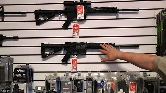 يمكن شراء بندقية AR-15 بسهولة من المتاجر الأميركية.
