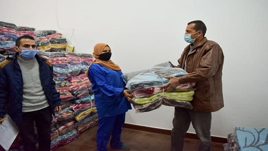  توزيع 1200 بطانية على عمال الجامعة ومشروع النظافة