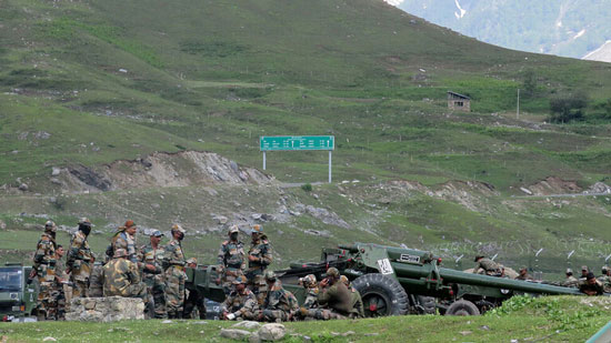 عناصر من الجيش الهندي قرب الحدود مع الصين