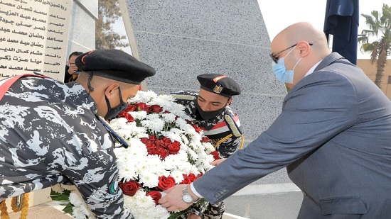 أكاليل  الزهور على النصب التذكاري للشهداء ببني سويف
