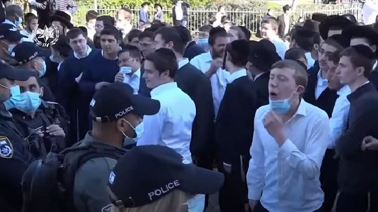  احتجاجات عنيفة لليهود الأرثوذكس الغاضبين من إجراءات كورونا 
