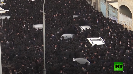 رغم قيود كورونا.. آلاف اليهود يحضرون جنازة حاخام بارز في القدس (فيديو)