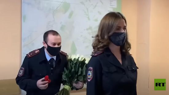 بالفيديو.. شرطية روسية تتلقى عرض زواج خلال اجتماع رسمي