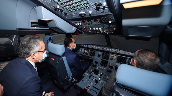 بالصور.. رئيس الوزراء يشهد بدء تشغيل أحدث أجهزة الطيران التمثيلي من طراز 