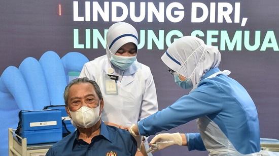 ماليزيا تدشن حملة تطعيم للوقاية من كورونا وتبدأ برئيس الوزراء (فيديو)