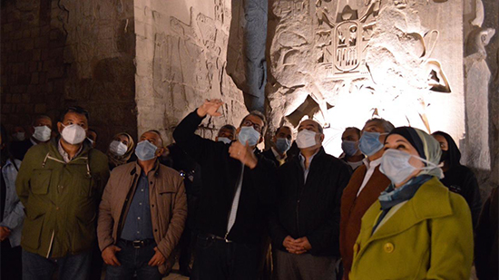 صور.. وزير السياحة يتابع أعمال ترميم تمثال الملك رمسيس الثاني بمعبد الأقصر 