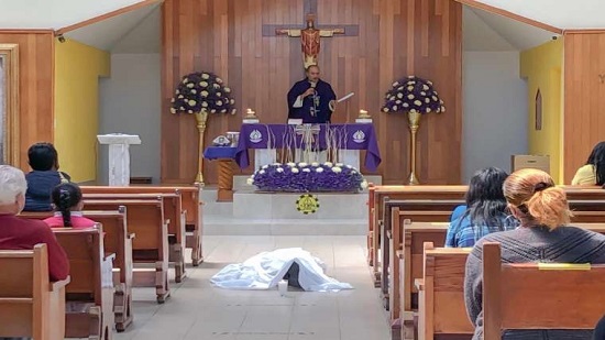  وفاة مصلى مكسيكي ساجداً أمام مذبح الكنيسة ويحضر قداس جنازته