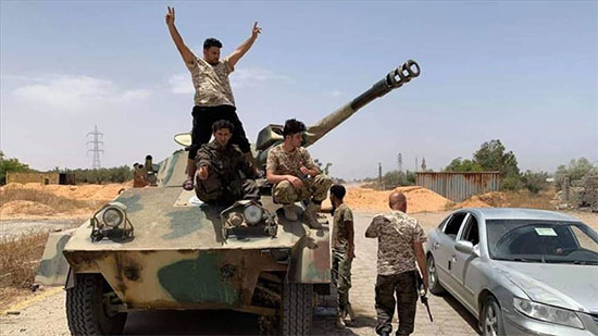 الجيش الليبي يتحرك إلى درنة ويتعهد بالقبض على المجرمين