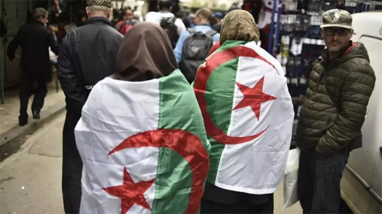 جزائريون يشاركون في تظاهرة دعا إليها الطلاب