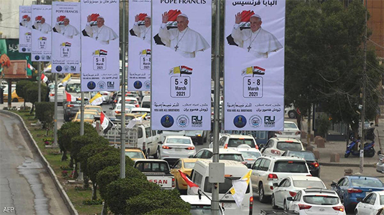 لافتات تملأ الشوارع ترحيبا بقدوم البابا لبغداد