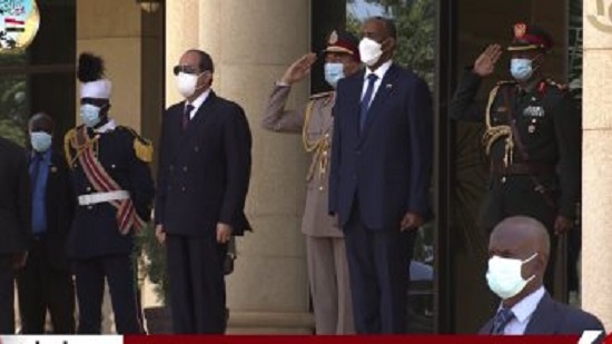 البرهان يستقبل الرئيس السيسى فى الخرطوم وسط مراسم استقبال رسمية