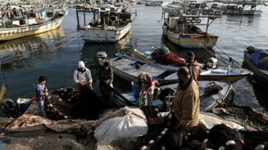 مقتل ثلاثة صيادين فلسطينيين في انفجار قارب صيد وسط البحر