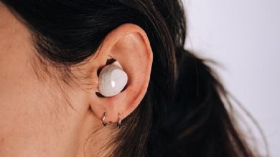 جوجل تعمل على مشروع يمنح المستخدمين سمعًا خارقًا عبر جهاز داخل الأذن
