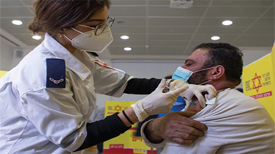 إسرائيل : نقوم بتطعيم 100 الف عامل فلسطيني ضد فيروس كورونا 