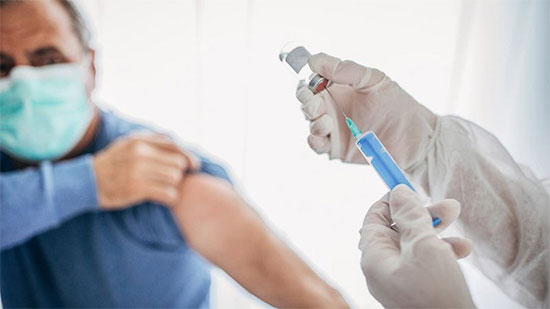 الحكومة تنفي السماح للشركات الخاصة بتوفير لقاحات كورونا وتؤكد: وزارة الصحة فقط هي المنوط بها توفير اللقاح
