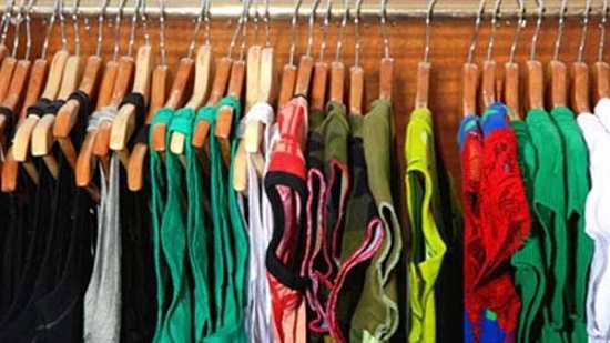 6 أخطاء شائعة عند تخزين الملابس تجنبيها.. الهدوم الصوف ما بتتعلقش
