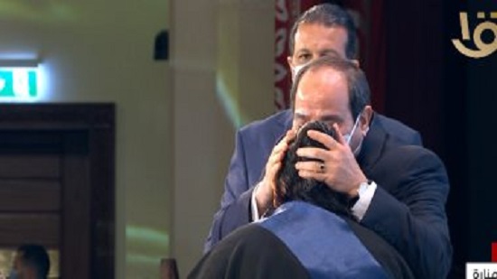 الرئيس السيسي يقبل رأس أم الشهيد عريف عماد أمير