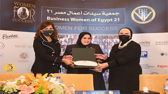 
السفيرة نبيلة مكرم :  المرأة المصرية تستحق تكريما خاصا لما تقدمه من تضحيات
