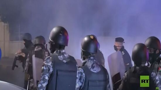 فضائية روسية : القوات الأردنية استخدمت الغاز لتفريق احتجاجات من تحدوا إجراءات كورونا 