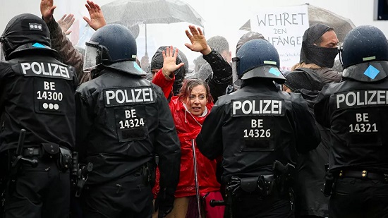 بمدافع المياه ورذاذ الفلفل… الشرطة الألمانية تتصدى لتظاهرات مناهضة لإجراءات العزل