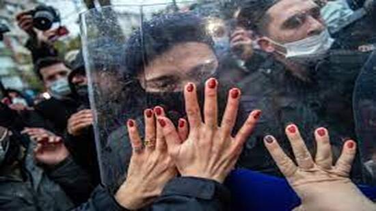 فضائية فرنسية : انسحاب تركيا من اتفاقية العنف ضد النساء يسبب انقسام مجتمعي 