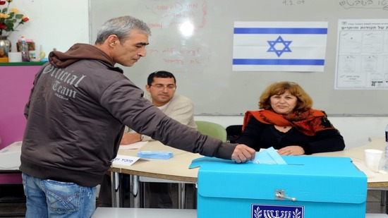 الإسرائيليون يتوجهون إلى صناديق الاقتراع للإدلاء بأصواتهم في انتخابات الكنيست