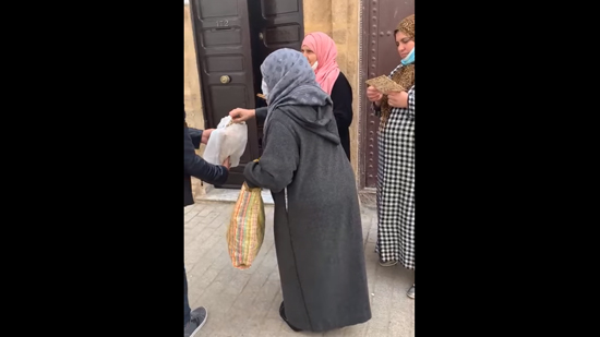 سيدات مسلمات بالمغرب يوزعن خبز عيد الفصح اليهودي وإسرائيل تعلق