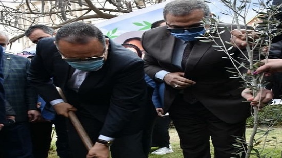 وزير القوي العاملة يدشن مبادرة زراعة 2500 شجرة مثمرة بالشرقية 
