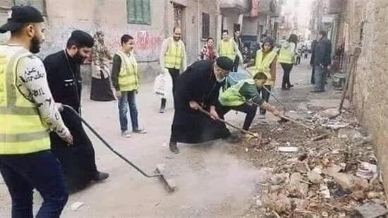 حقيقة تنظيف كهنة شارع ببني سويف استعدادًا لصلاة التراويح
