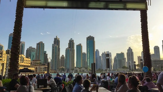 دبي تسمح للمطاعم بتقديم الطعام خلال نهار رمضان دون تغطية الواجهات
