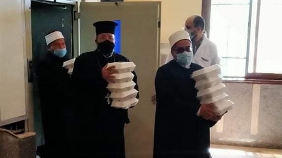 راعى كنيسة الروم بدمياط يشارك في تجهيز وجبات مرضي مستشفى الصدر 
