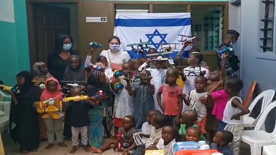  إسرائيل : تبرعنا بألعاب وطرود غذائية لأيتام مسلمين بمناسبة رمضان 
